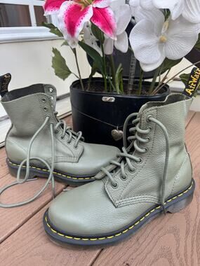 Dr. Martens Pascal 1460 Khaki Green Soft Virginia Boots 6 US ladies BO500